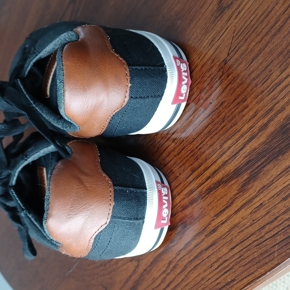 🎈$10 add on. LEVI'S Size 9 Men's shoes sneakers - Picture 3 of 10